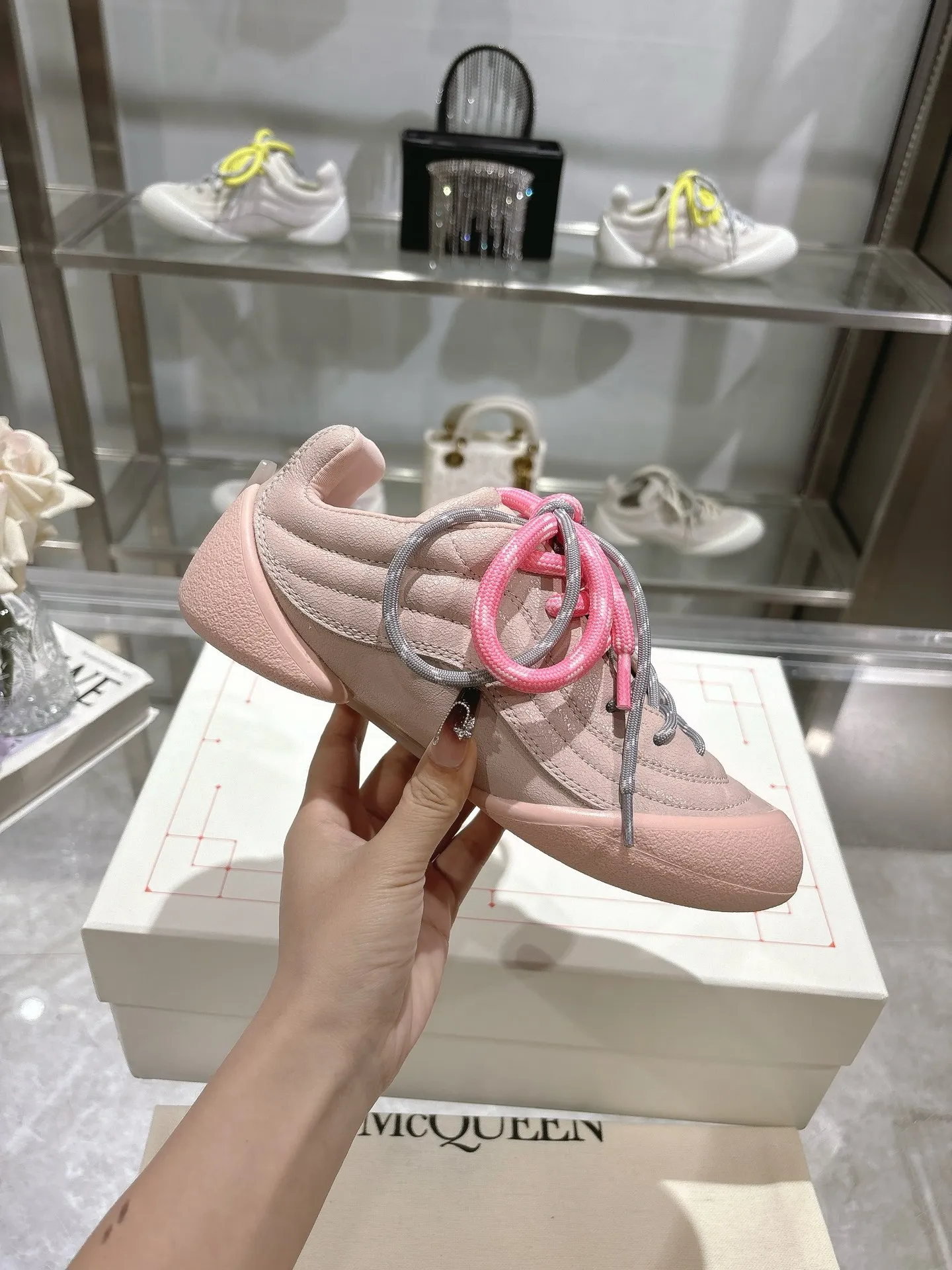 p580💰Couple model 𝐀𝐥𝐞𝐱𝐚𝐧𝐝𝐞𝐫 𝐌𝐜𝐐𝐮𝐞𝐞𝐧#/Alexander McQueen’s latest Flexion series, retro, casual, sneakers, original purchase, development, production, this Flexion Off Low-top sneakers in white grained leather with varying sized laces and an anatomically inspired lightweight segmented sole. The reverse skull pattern is embossed on the heel. Fabric: Original customized imported first-layer cowhide. Lining: Customized imported breathable mesh lining. Sole: Original open-molded non-slip TPU material. Bottom thickness: 2CM. Size: #Female size 35-40 (40 customized, non-refundable) #Men’s code 39-45 (45 customized, non-refundable)